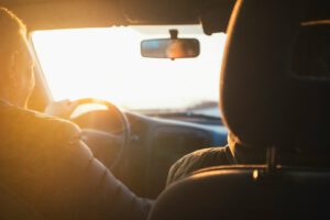 Blick aus einem fahrenden Auto auf die Straße als Symbol für Angst beim Autofahren