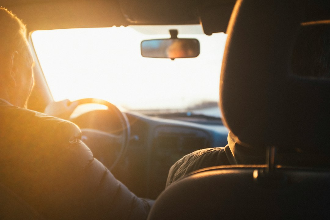 Blick aus einem fahrenden Auto auf die Straße als Symbol für Angst beim Autofahren