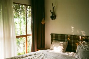 Warmes ruhiges Schlafzimmer als Symbol für Erholung