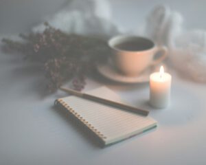 Hand schreibt Gedanken in ein Notizbuch