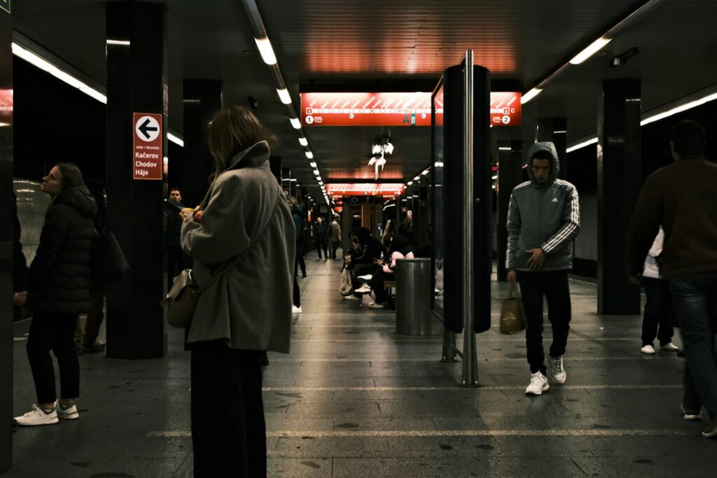 Menschen an einer ruhigen U-Bahn-Station