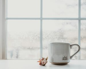 Helle Tasse auf einem ruhigen Tisch