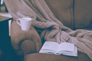 Person entspannt sich ruhig zu Hause auf einem Sofa