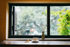 Ruhige Morgenszene mit einer Tasse am Fenster
