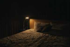 Ruhiges Schlafzimmer mit warmem Licht am Morgen