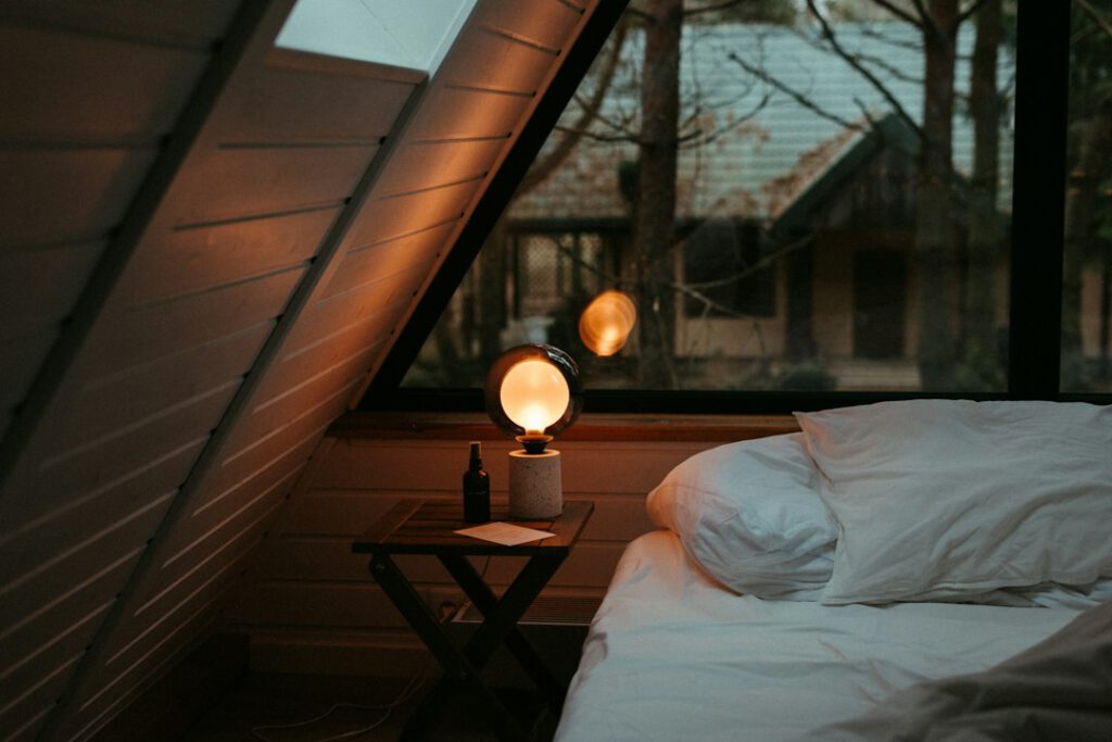 Ruhiges Schlafzimmer mit Fenster in der Nacht