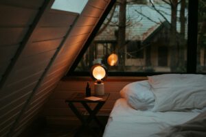 Ruhiges Schlafzimmer mit Fenster in der Nacht