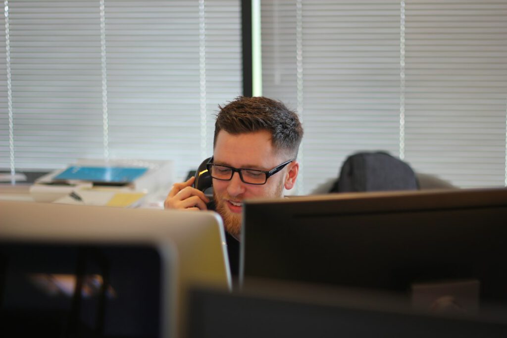 Person bei einem unterstützenden Telefongespräch