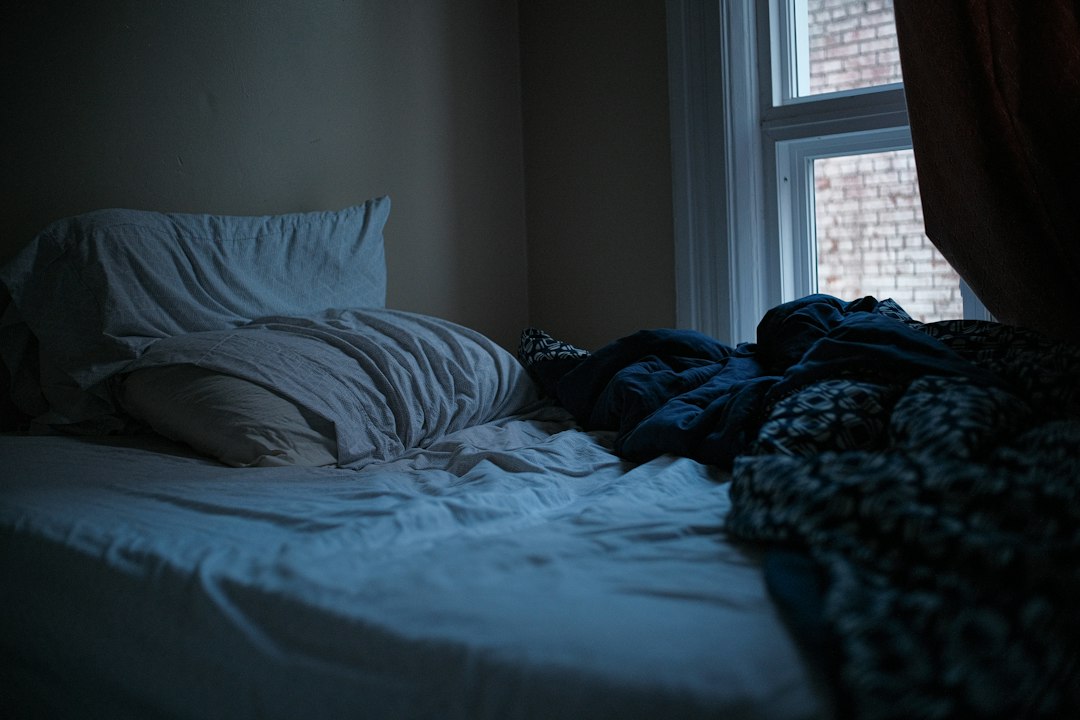 Dunkles ruhiges Schlafzimmer als angenehme Schlafumgebung