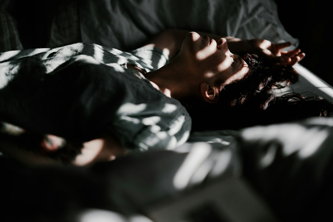 Person entspannt mit Schlafmaske im Bett