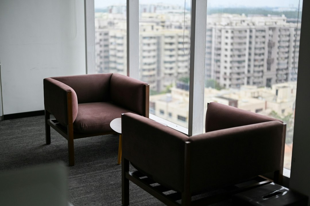 Ruhige Sitzmöglichkeit am Fenster als Symbol für eine kurze Pause bei der Arbeit