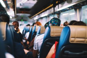 Fahrgäste in einem Bus als Symbol für Angst in öffentlichen Verkehrsmitteln